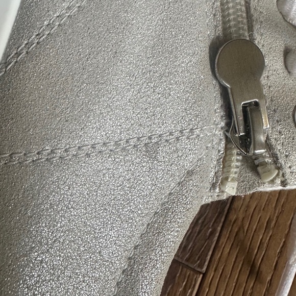 Munro Sutton Sneaker in Muted Metallic Silver - Picture 9 of 13